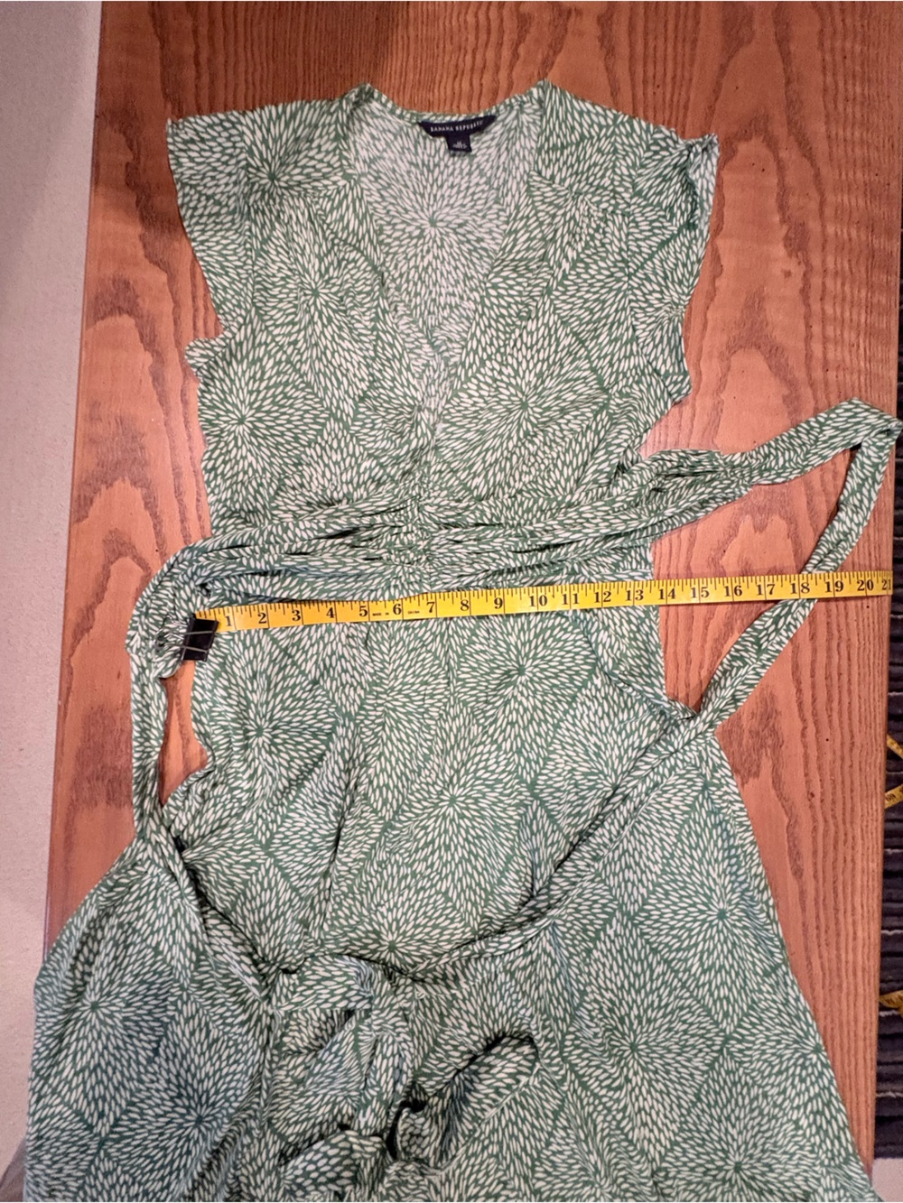Vintage Silk blend Banana Republic Green and White Printed Midi Wrap Dress